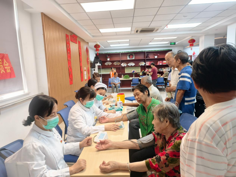 科普同行暖夕阳,护理赋能筑防线——苏州市护理学会精神卫生护理专业委员会 走进社区开展主题科普活动(图2) 科普同行暖夕阳,护理赋能筑防线——苏州市护理学会精神卫生护理专业委员会 走进社区开展主题科普活动(图2)
